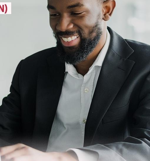Entrepreneur au travail sur son ordinateur