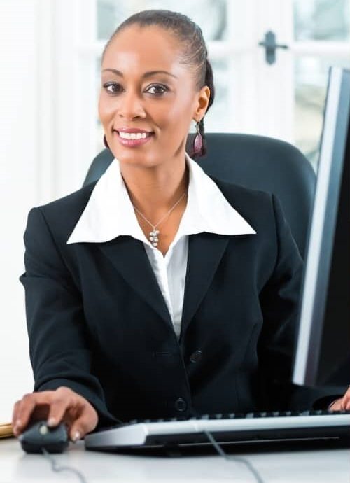 Stagiaire à son poste de travail