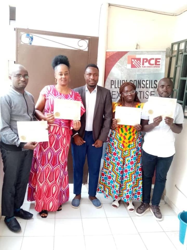 Remise des certificats au siège de PCE, Cocody Angré