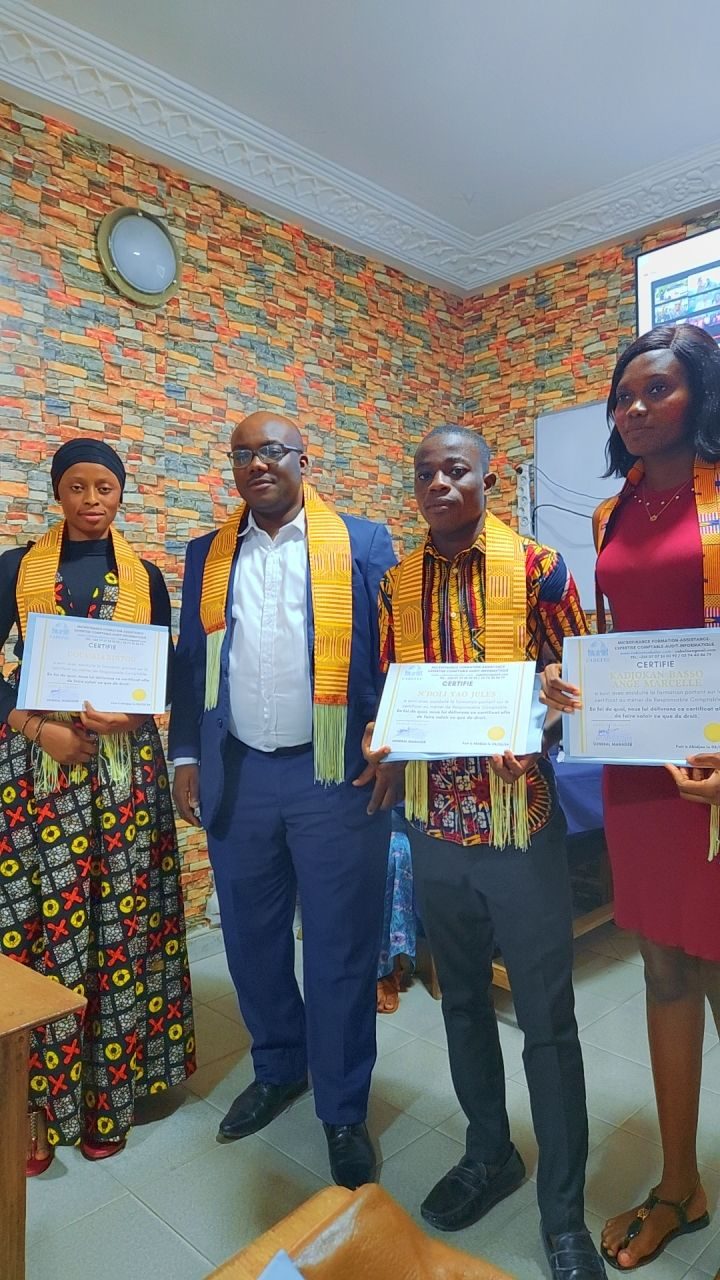 Récipiendaires en étole kente lors d'une remise de certificats